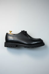 Black leather lace-up shoes with rubber sole, ideal for smart-casual weekend wear.